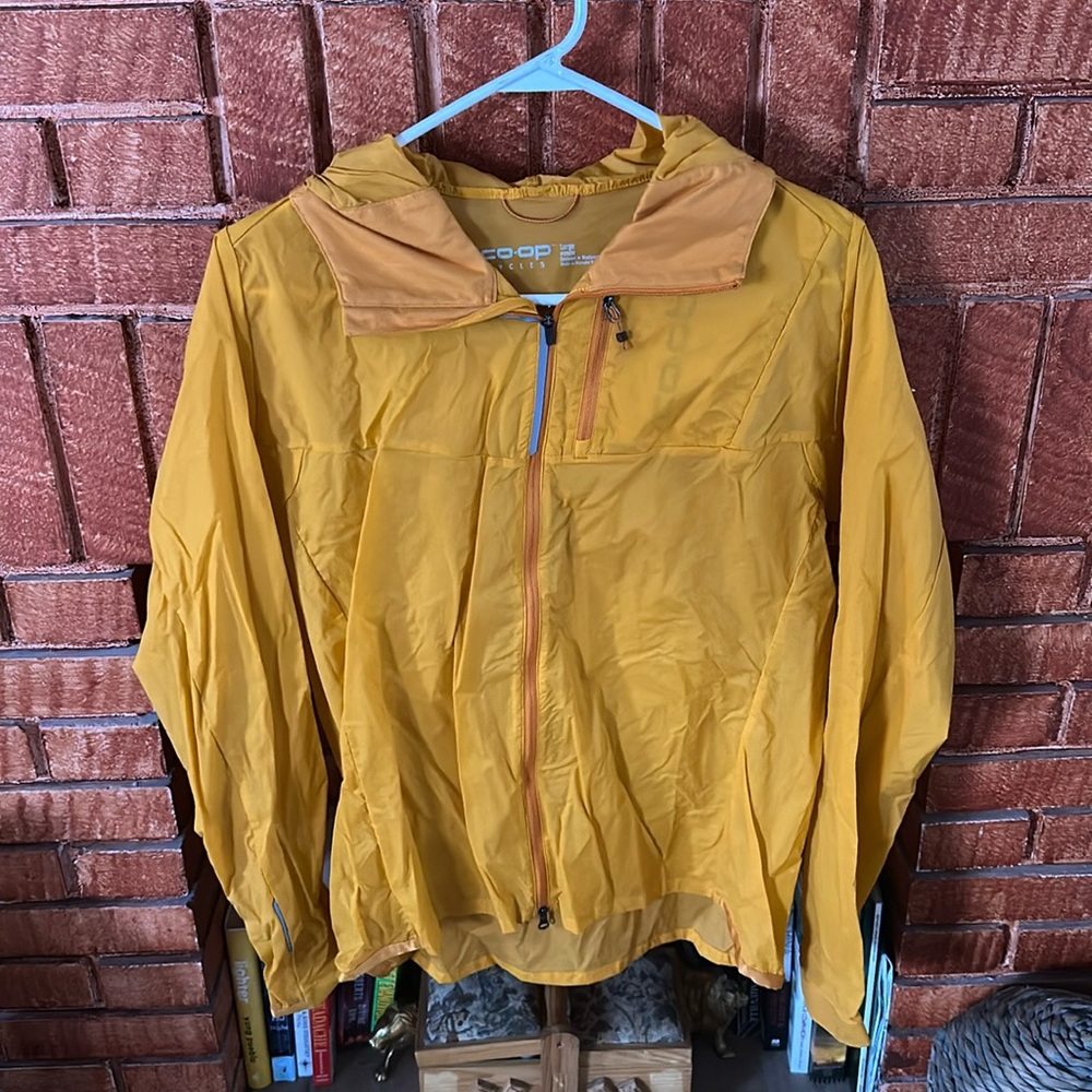 Lightweight cycling jacket